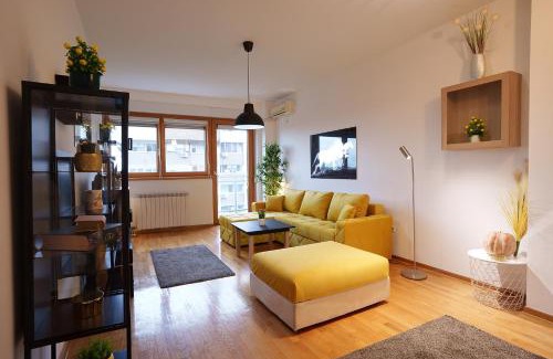Novi Beograd Apartment | Yellow Lux apartment