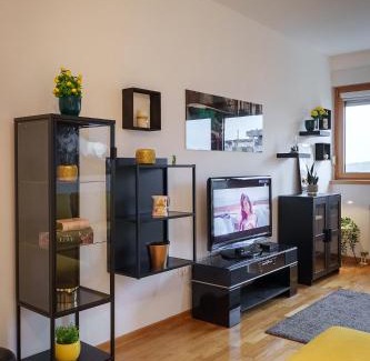 Novi Beograd Apartment | Yellow Lux apartment