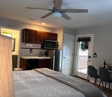 Yosemite West Apartment | YoBee! Park Reservation Included! Heart of Yosemite - Homey Studios and Breakfast