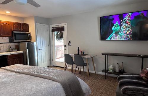 Yosemite West Apartment | YoBee! Park Reservation Included! Heart of Yosemite - Homey Studios and Breakfast