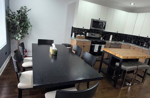 Albany Park Apartment | Your Chicago Home Base – 4BR, 2BA, Sleeps 15, Ideal for Families & Groups!