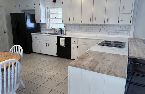 Rainbow City House | Your Home Away From Home In Rainbow City, Convenient Location