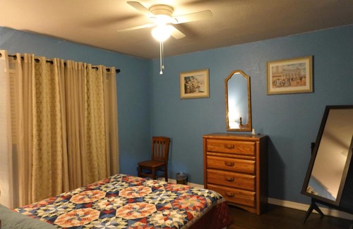 Wetmore House | Your Ideal Getaway Home! Close to UTSA & Six Flags