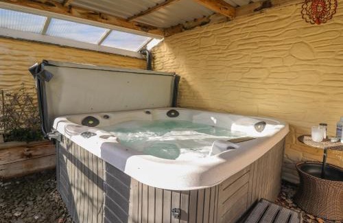 Newcastle Emlyn House | Yr Hen Llaethdy