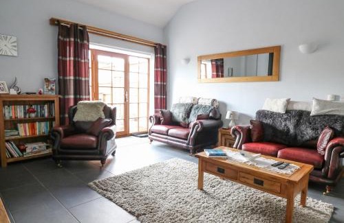 Newcastle Emlyn House | Yr Hen Llaethdy