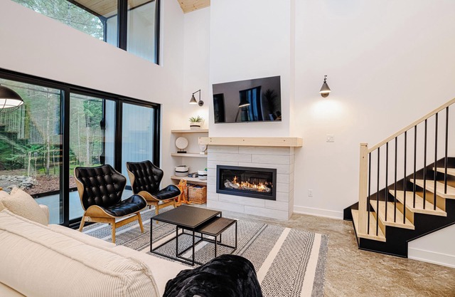 À 1 hre de Montréal, entouré d'arbres matures, vous trouverez le Chalet Snö !