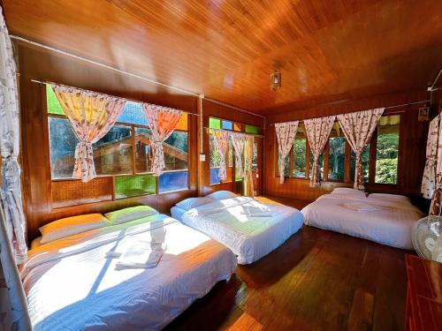 บ้านเอื้องดอยแม่กำปอง