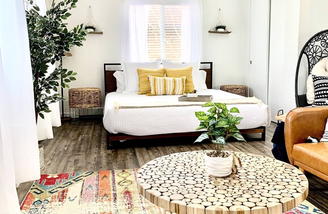 ᨒMonthly rent discountsᨒBoho ChicᨒSkylightsᨒKing BedᨒFast Wifi