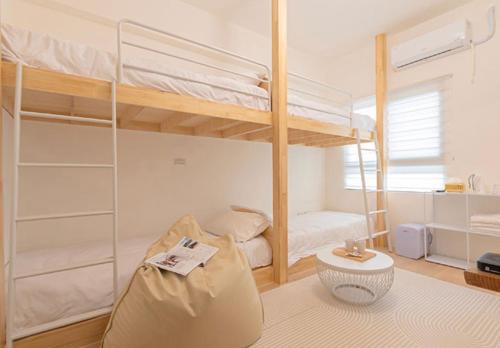 宇宙日光小公寓 Universe And Sunlight Apartment
