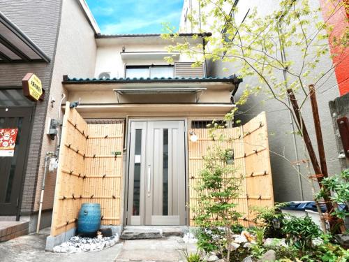 西九条駅徒歩3分USJと梅田と関空直通丸々貸切一軒家koto別館