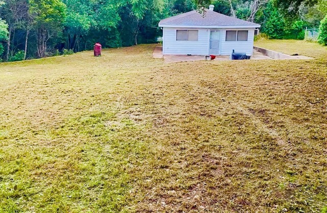 0.4m walk to Lake Whitney! Small peaceful cabin that sleeps 12! Outdoor space!