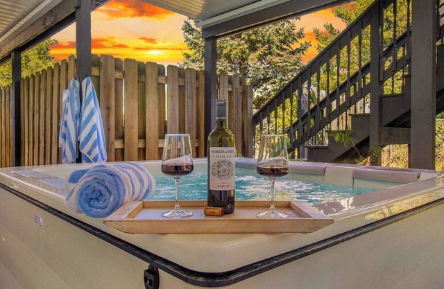 0.4Mi from Beach! Luxe Home w/Hot Tub/Barrel Sauna