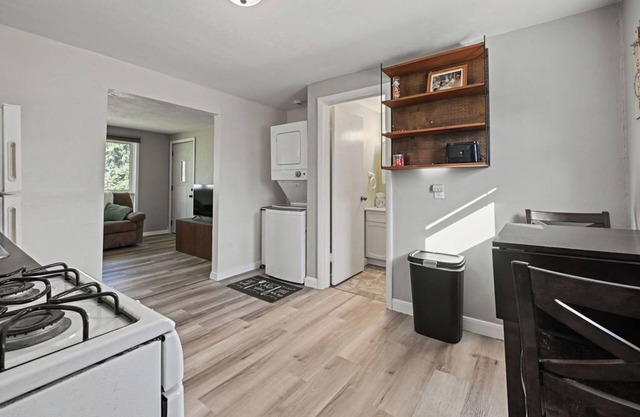 0.8 mi to hospital: Pet-Friendly Gem in Wausau!