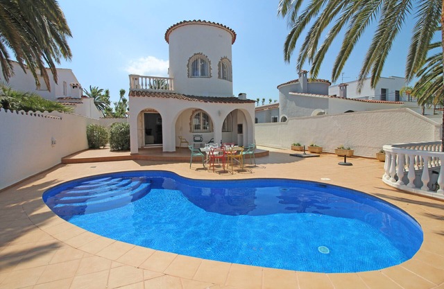 0108-LLOBREGAT House at the canal with pool and mooring