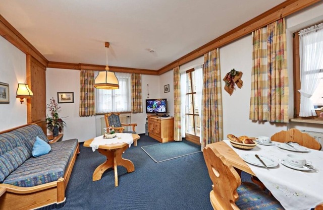 (02) Komfortable Zwei-Raum-Ferienwohnung, Küche und Südwestbalkon