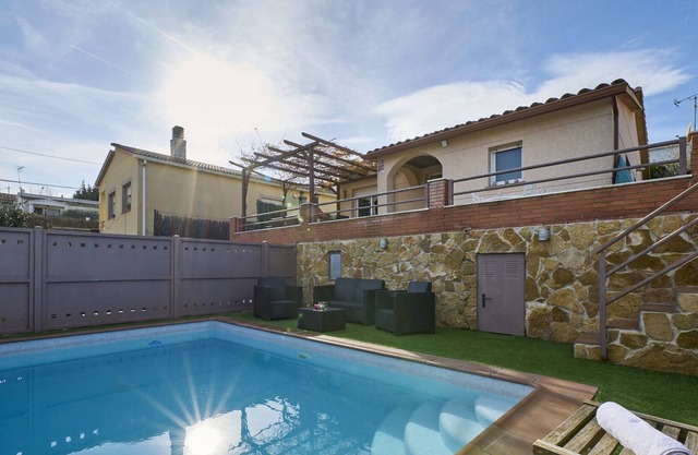 02FER1 - House with private pool in a quiet area