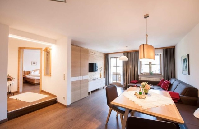 (05) Komfort Zwei-Raum-Ferienwohnung, Küche und Südbalkon