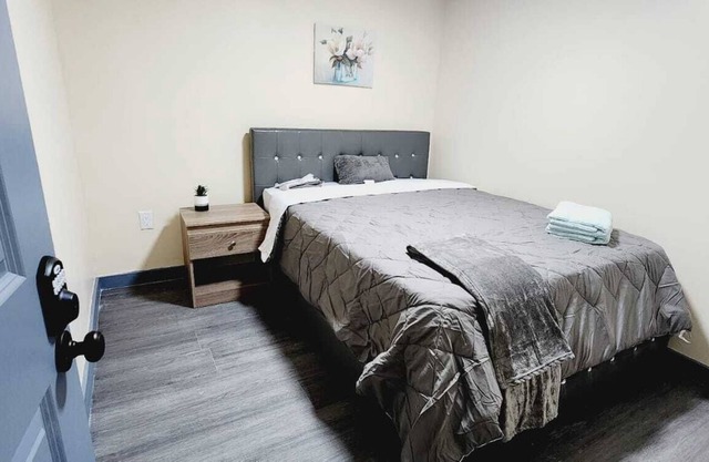 #07 Basement Room With Queen Bed + TV in Angora