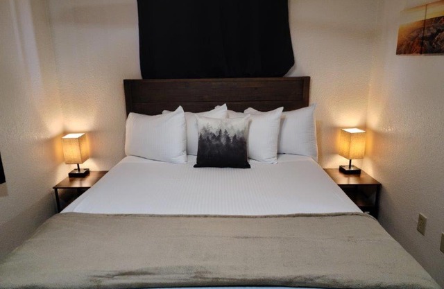 070A Grand Canyon Studio with Kitchenette, Accommodates 4