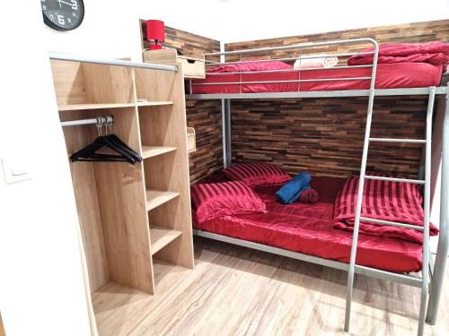 09 - Joli studio avec clim, 2 lits, logement tout équipé pour 1, 2 ou 3 personnes maximum, vue sur parc arboré, parking privatif gratuit, grand fourgon possible, tout le linge de maison est fourni