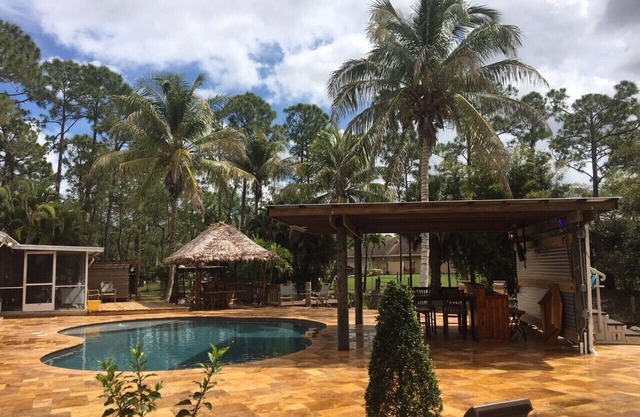 1/1 pool & tiki hut near Wellington Equestrian washer dryer access stores close