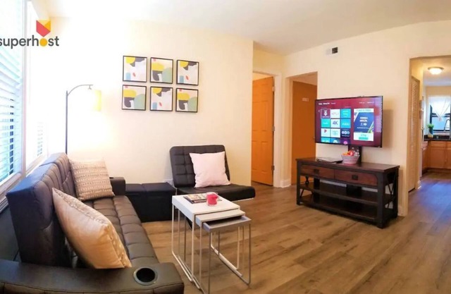 1 #12 - 2 Bedroom/1 Bath Condo near McCormick Place, Wintrust Arena, Chinatown