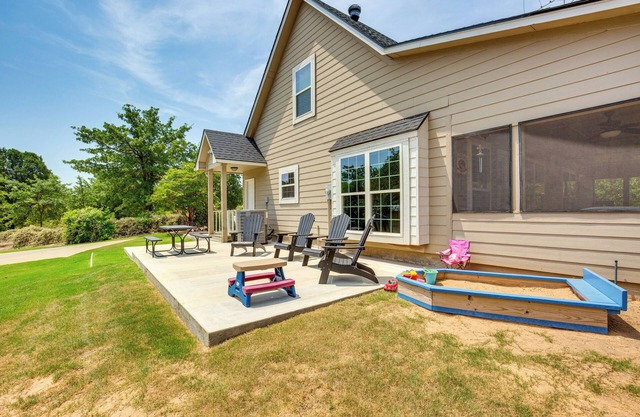 1/2 Mi to Lake Texoma: Home w/Fire Pit & Grill!