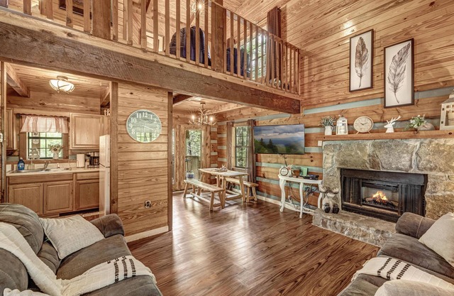 1/2 Mile to the Parkway! Hot Tub - 3BR/2BA - Perfect Location!