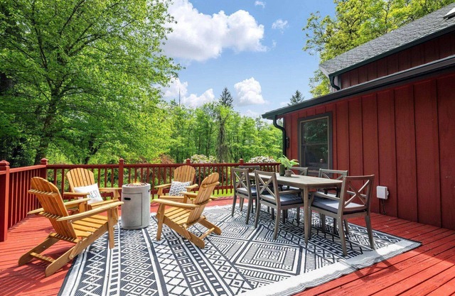 1.7 Miles to Washougal MX Park, Private Setting, Huge Deck, Game room, Trails, Bridges, Creek & Pond