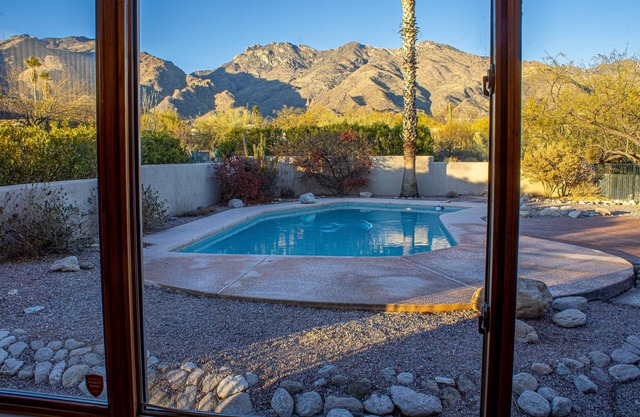 1 Acre Estate Home,Mtn. Views,Pool,Billiards,Private Desert:Saguaro Sanctuary@Catalina Foothills