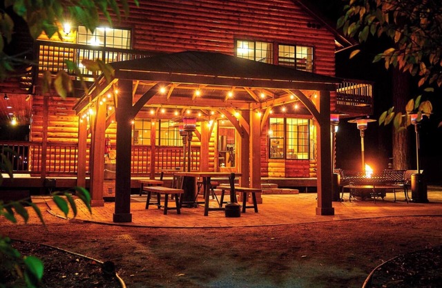 1 Acre Franksfort Mountain Retreat by Destination Big Bear : 1.25 Acre Resort with Spa, Beach Volleyball, Billiards & more!EV Charger!