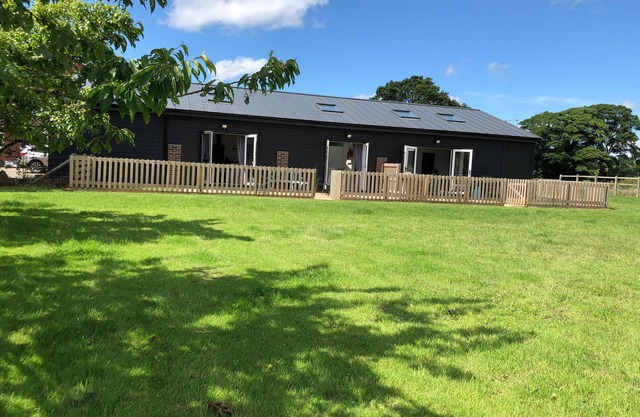 1 BARN COTTAGES, pet friendly, luxury holiday cottage in Whitchurch