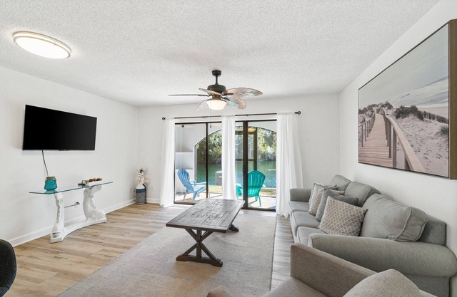 1 bd 1ba Condo w/Lagoon View, Pool, Walk to Beach