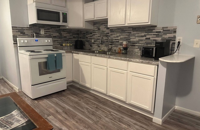 1 Bdrm apartment in RLF. River walking trail and great views