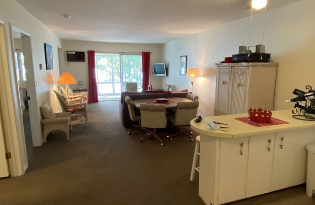 1 bed/1 bath condo long term stays welcome! Lake Front close to Detroit Mountain