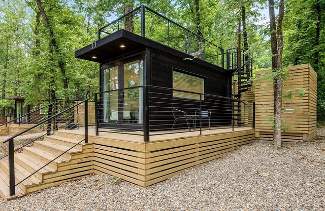 1 Bed, 1 Bath tiny Cabin Sleeps 2, Roof Top Deck, Outdoor Tub