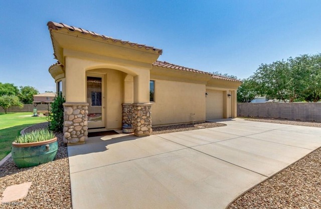1 Bed/1 Bath Upscale Casita, Sleeps 2/4, Garage, Heated Pool, BBQ, and more.