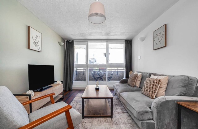 1 Bed Apartment in St Katharine