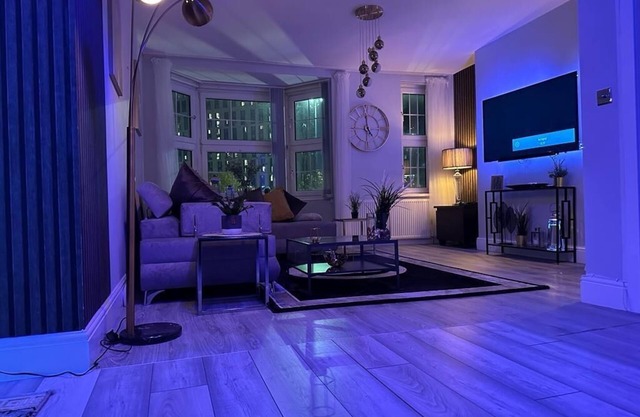1 Bed Flat - Sleeps 2 - Jacuzzi - Parking - Wifi