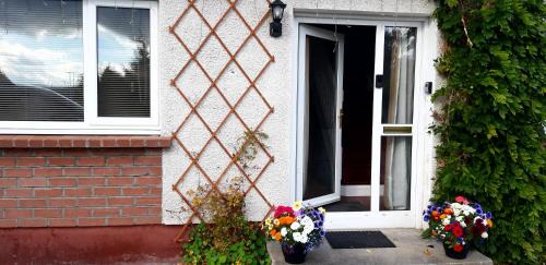 1 Bed Flat - Sleeps 4 - Garden - Parking - Wifi
