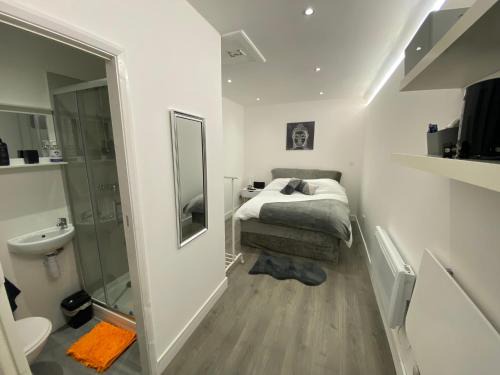 1 Bed Studio - Sleeps 2 - Smoking - Parking - Wifi