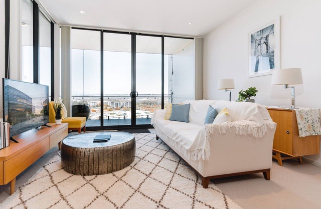 1-Bed with Amazing Views, Pool, Gym, BBQ & Parking