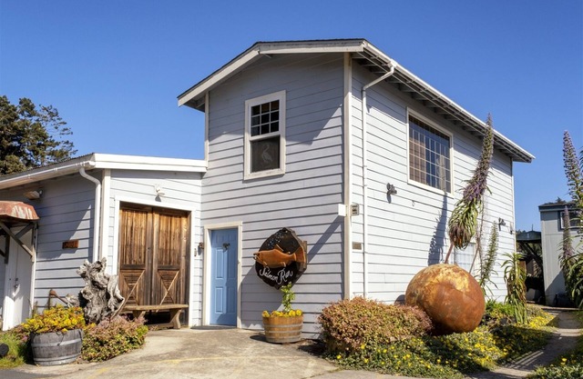 1 Bedroom 1 Bath Vacation Rental Home on Noyo Harbor