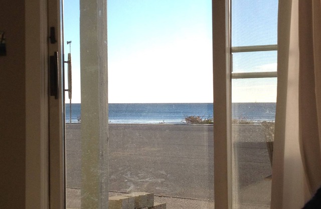 1 Bedroom, 1 Full Bathroom, Open Concept Kitchen/living Room Overlooking Beach