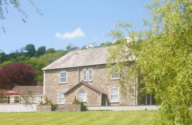 1 bedroom accommodation in Llanfynydd