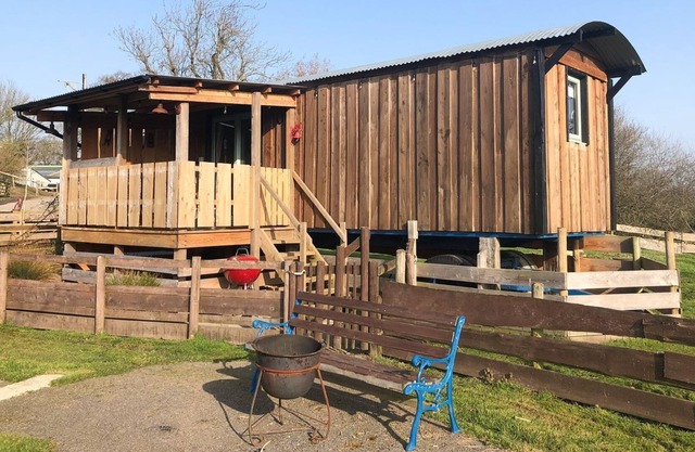 1 bedroom accommodation in Motcombe, near Gillingham