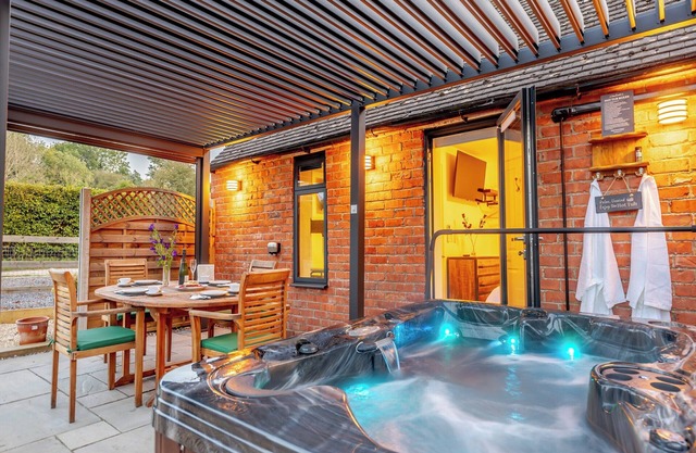 1 bedroom accommodation in Coombe Hill, near Tewkesbury