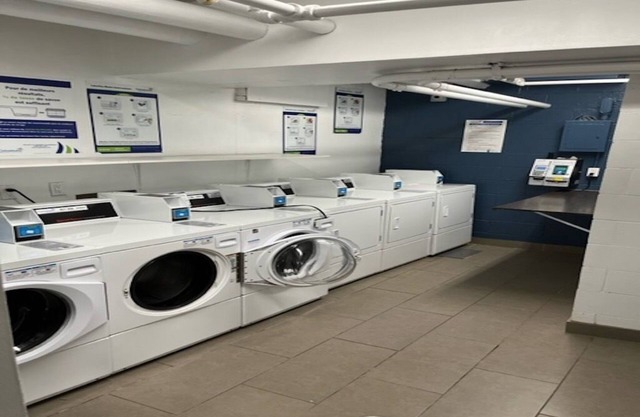 1 Bedroom apartment in residential area in Montreal. 5min walk to shopping mall.