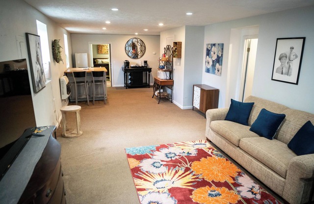 1-bedroom apartment, sleeps 4, in lovely Pilot Mountain-walk to Main st! Unit 2