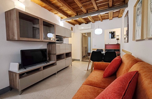 1 bedroom apartment 2 steps from train station